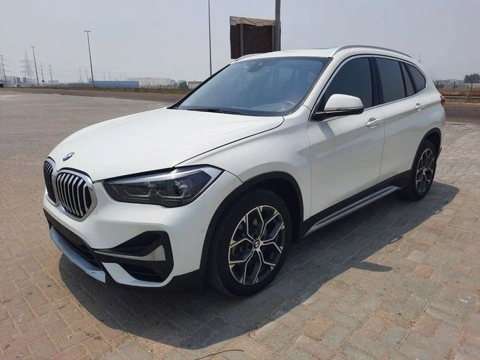 Подержанный BMW X1 20i xDrive II (F48) Рестайлинг, 2.0 л, 2022 в Дубае от Barkat Alrahmen Motors Белый цвет. Корейская | AUTO.AE
