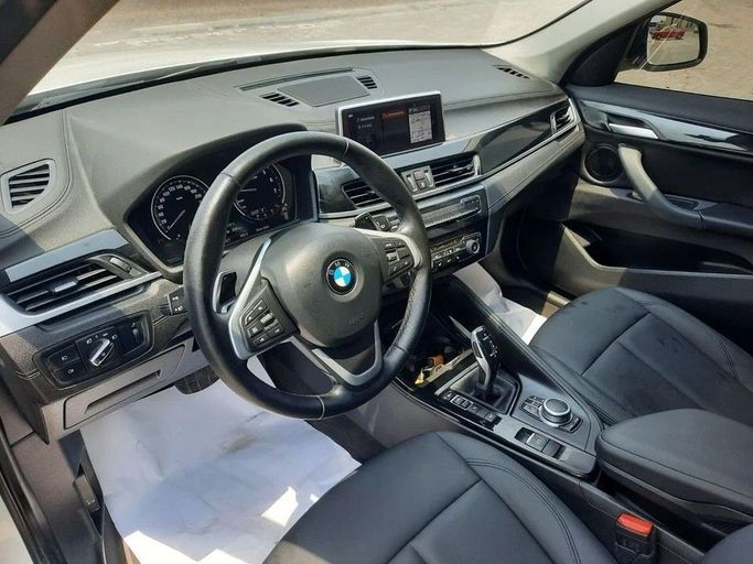 Подержанный BMW X1 20i xDrive II (F48) Рестайлинг, 2.0 л, 2022 в Дубае от Barkat Alrahmen Motors Белый цвет. Корейская | AUTO.AE