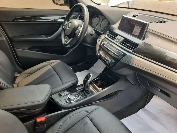 Подержанный BMW X1 20i xDrive II (F48) Рестайлинг, 2.0 л, 2022 в Дубае от Barkat Alrahmen Motors Белый цвет. Корейская | AUTO.AE