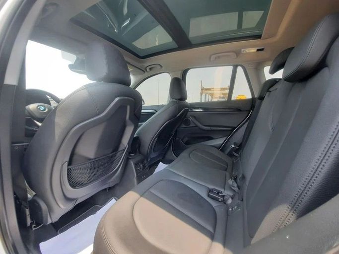 Подержанный BMW X1 20i xDrive II (F48) Рестайлинг, 2.0 л, 2022 в Дубае от Barkat Alrahmen Motors Белый цвет. Корейская | AUTO.AE