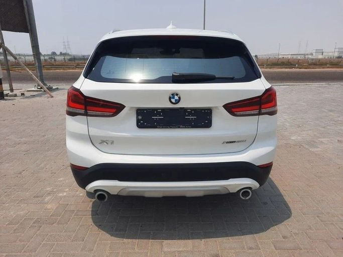 Подержанный BMW X1 20i xDrive II (F48) Рестайлинг, 2.0 л, 2022 в Дубае от Barkat Alrahmen Motors Белый цвет. Корейская | AUTO.AE