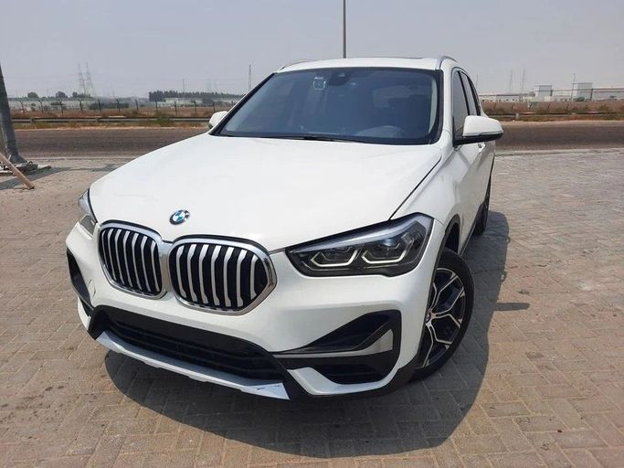 Подержанный BMW X1 20i xDrive II (F48) Рестайлинг, 2.0 л, 2022 в Дубае от Barkat Alrahmen Motors Белый цвет. Корейская | AUTO.AE
