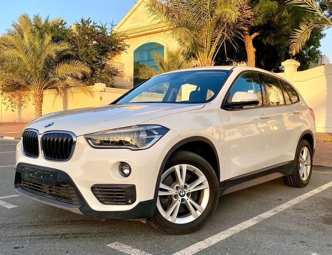 مستعملة BMW X1 20i sDrive II (F48), 2.0 l, 2019 في في دبي من Telsolco، اللون أبيض. مواصفات الخليج | AUTO.AE