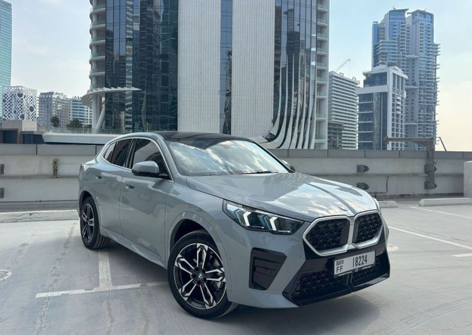 BMW X2 sDrive20i II (U10), 2025 внедорожник 5 дв. стандарт класса в Дубае от Lite Rent серый цвет | AUTO.AE