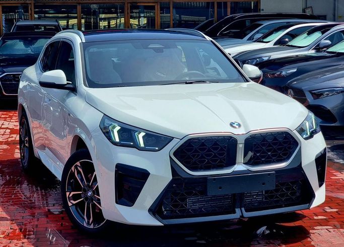 Новый BMW X2 sDrive18i II (U10), 1.5 л, 2025 в Дубае от Auto Gallery DXB Белый цвет. GCC | AUTO.AE