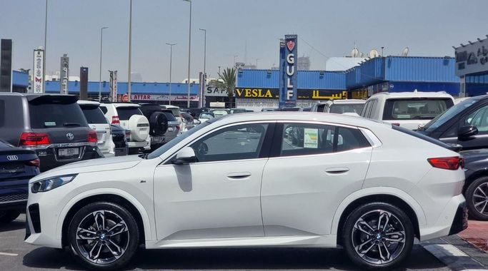 Новый BMW X2 sDrive18i II (U10), 1.5 л, 2025 в Дубае от Auto Gallery DXB Белый цвет. GCC | AUTO.AE