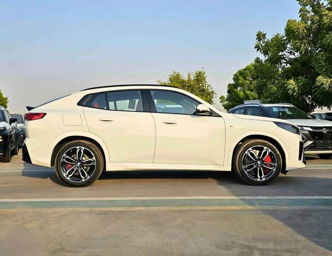 Новый BMW X2 sDrive18i II (U10), 1.5 л, 2025 в Дубае от SK Motors Белый цвет. Other | AUTO.AE