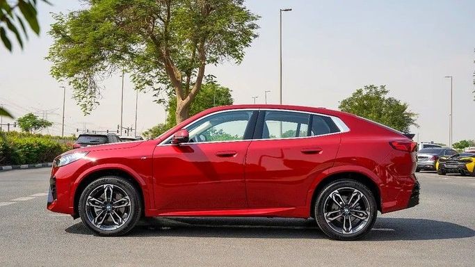 Новый BMW X2 sDrive25i II (U10), 2.0 л, 2025 в Дубае от Simurgh Cars Красный цвет. Китайская | AUTO.AE