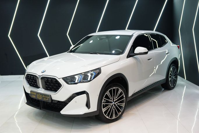 Подержанный BMW X2 sDrive18i II (U10), 1.5 л, 2025 в Дубае от Sanam Cars Белый цвет. GCC | AUTO.AE | Объявление #259096