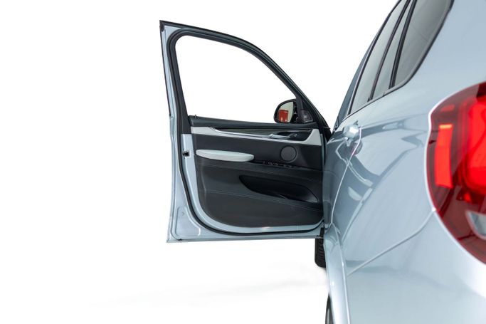 Подержанный BMW X5 M II (F85), 4.4 л, 2016 в Дубае от The Car Superstore Серый цвет. GCC | AUTO.AE