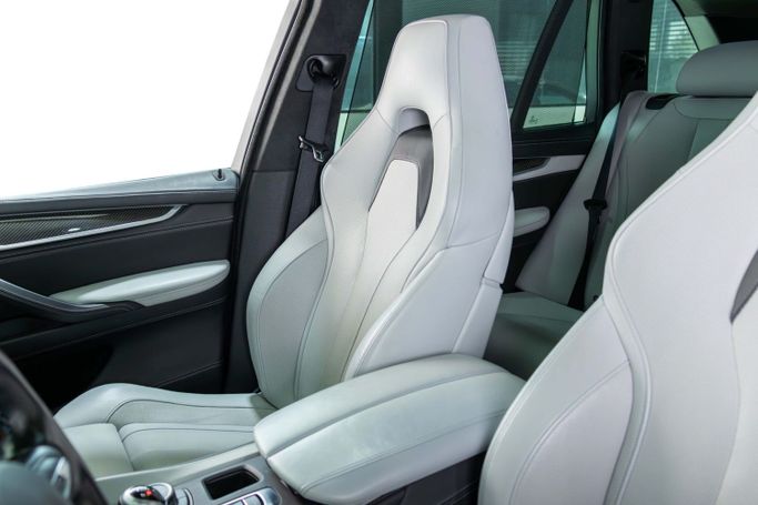 Подержанный BMW X5 M II (F85), 4.4 л, 2016 в Дубае от The Car Superstore Серый цвет. GCC | AUTO.AE