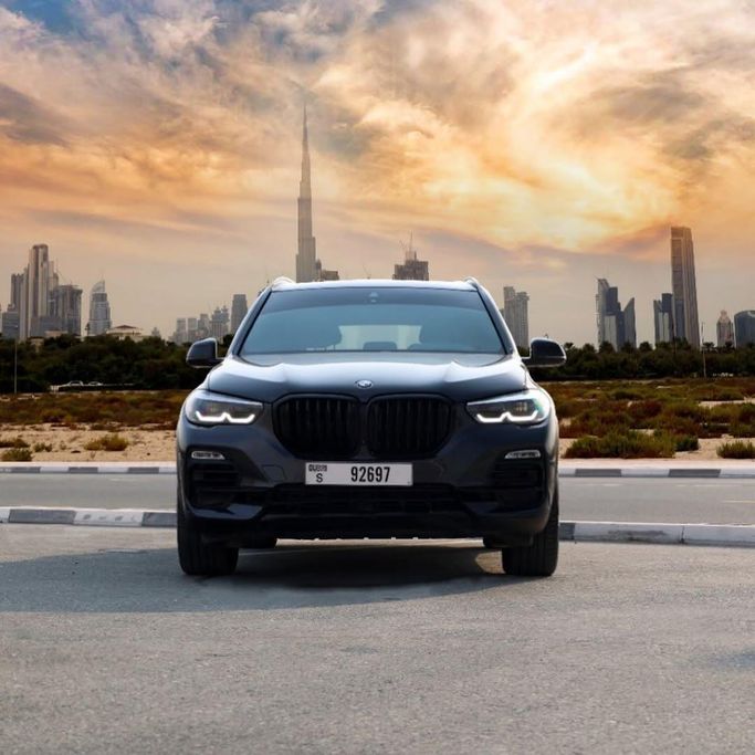 BMW X5 40i xDrive IV (G05/G18), 2022 رجال الأعمال دفع رباعي 5 أبواب long للتأجير في في دبي من SILVERSTONE RENT A CAR، اللون رمادي | AUTO.AE