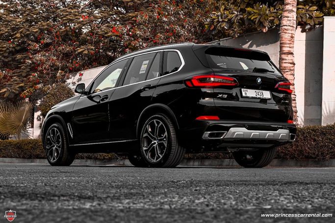 BMW X5 50i IV (G05/G18), 2022 внедорожник 5 дв. бизнес класса в Дубае от Princess черный цвет | AUTO.AE