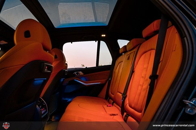 BMW X5 50i IV (G05/G18), 2022 внедорожник 5 дв. бизнес класса в Дубае от Princess черный цвет | AUTO.AE