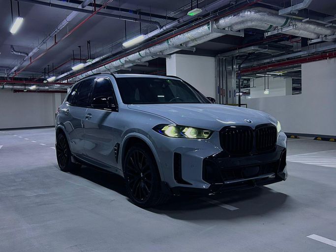 BMW X5 40i xDrive عملية فيس ليفت IV (G05/G18), 2024  دفع رباعي 5 أبواب long للتأجير في في دبي من Lite Rent، اللون رمادي | AUTO.AE