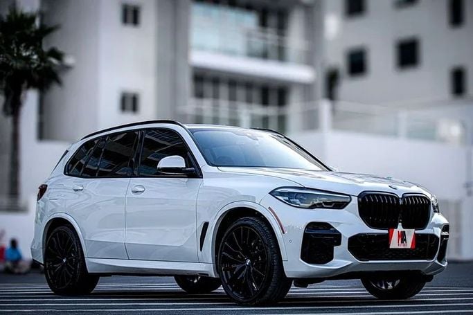Подержанный BMW X5 40i IV (G05/G18), 3.0 л, 2023 в Дубае от MBA Motors Белый цвет. Американская | AUTO.AE