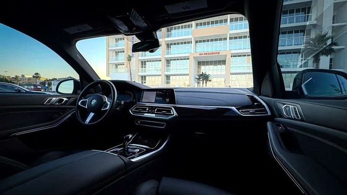 Подержанный BMW X5 40i IV (G05/G18), 3.0 л, 2023 в Дубае от MBA Motors Белый цвет. Американская | AUTO.AE