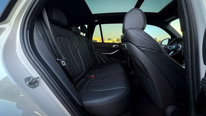 Подержанный BMW X5 40i IV (G05/G18), 3.0 л, 2023 в Дубае от MBA Motors Белый цвет. Американская | AUTO.AE
