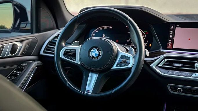 Подержанный BMW X5 40i IV (G05/G18), 3.0 л, 2023 в Дубае от MBA Motors Белый цвет. Американская | AUTO.AE