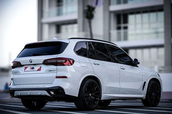 Подержанный BMW X5 40i IV (G05/G18), 3.0 л, 2023 в Дубае от MBA Motors Белый цвет. Американская | AUTO.AE