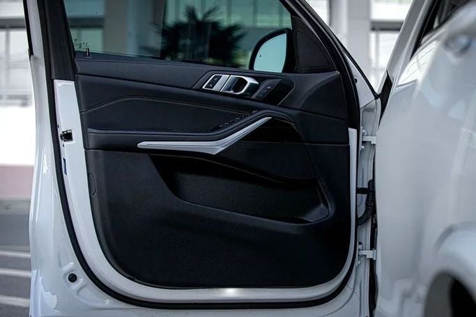 Подержанный BMW X5 40i IV (G05/G18), 3.0 л, 2023 в Дубае от MBA Motors Белый цвет. Американская | AUTO.AE