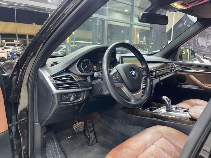 Подержанный BMW X5 35i III (F15), 3.0 л, 2016 в Дубае от Carbon Cars Коричневый цвет. GCC | AUTO.AE