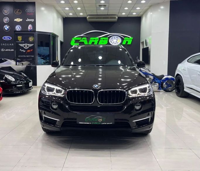 Подержанный BMW X5 35i III (F15), 3.0 л, 2016 в Дубае от Carbon Cars Коричневый цвет. GCC | AUTO.AE