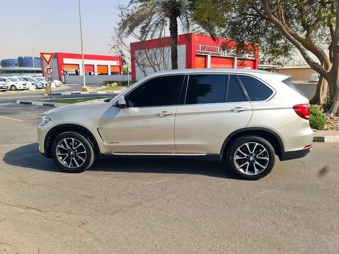 Подержанный BMW X5 35i III (F15), 3.0 л, 2016 в Дубае от Top Line Motors Светло-коричневый цвет. GCC | AUTO.AE