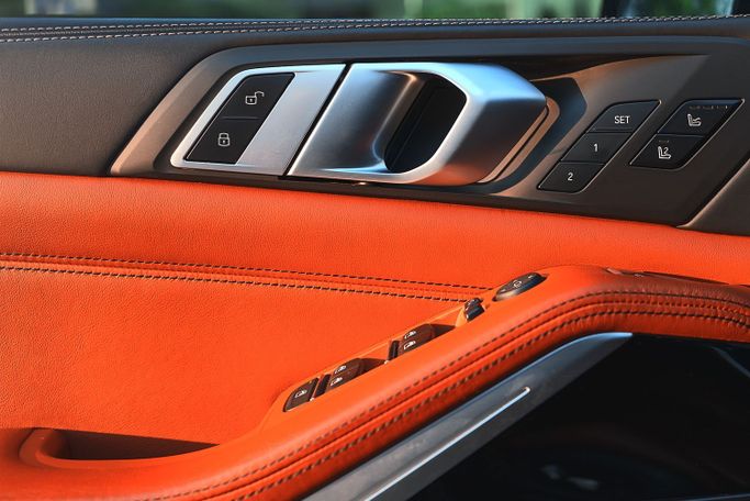 Подержанный BMW X5 M50i IV (G05/G18), 4.4 л, 2021 в Дубае Серый цвет. GCC | AUTO.AE