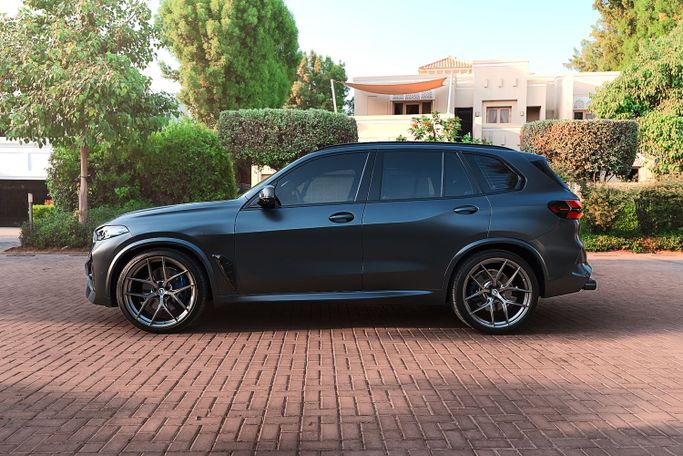 Подержанный BMW X5 M50i IV (G05/G18), 4.4 л, 2021 в Дубае Серый цвет. GCC | AUTO.AE