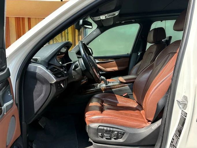 Подержанный BMW X5 50i III (F15), 4.4 л, 2015 в Дубае от Andaleeb Cars Белый цвет. GCC | AUTO.AE