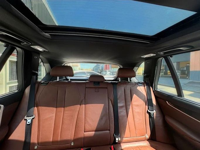 Подержанный BMW X5 50i III (F15), 4.4 л, 2015 в Дубае от Andaleeb Cars Белый цвет. GCC | AUTO.AE