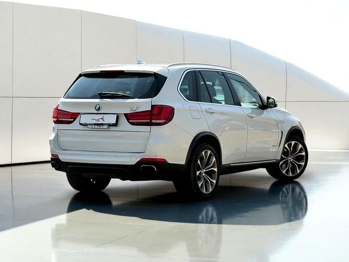 Подержанный BMW X5 50i III (F15), 4.4 л, 2015 в Дубае от Andaleeb Cars Белый цвет. GCC | AUTO.AE