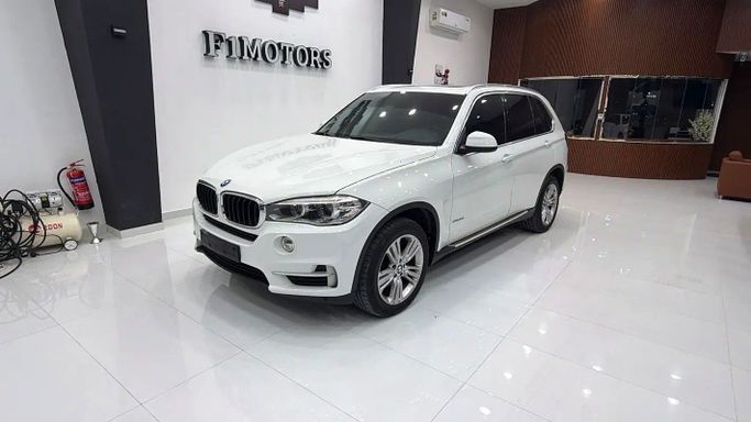 مستعملة BMW X5 50i III (F15), 4.4 l, 2014 في في دبي من F1 Motors، اللون أبيض. مواصفات الخليج | AUTO.AE