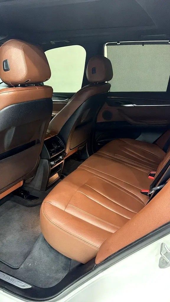 مستعملة BMW X5 50i III (F15), 4.4 l, 2014 في في دبي من F1 Motors، اللون أبيض. مواصفات الخليج | AUTO.AE
