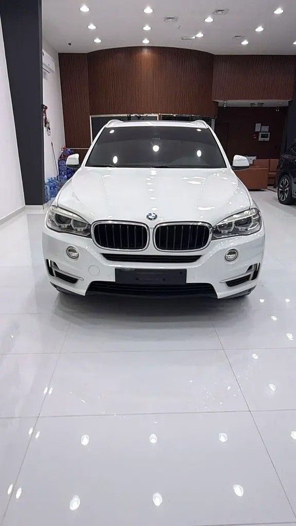 مستعملة BMW X5 50i III (F15), 4.4 l, 2014 في في دبي من F1 Motors، اللون أبيض. مواصفات الخليج | AUTO.AE