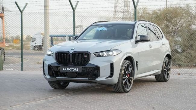 جديدة BMW X5 M60i عملية شد الوجه IV (G05/G18), 4.4 l, 2025 في في دبي من AK Motors MEA، اللون رمادي. المواصفات الأوروبية | AUTO.AE