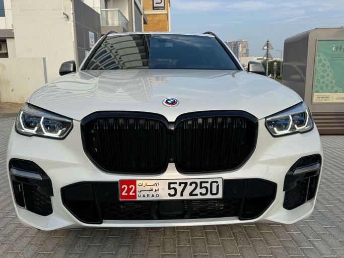 مستعملة BMW X5 M50i IV (G05/G18), 4.4 l, 2023 في في دبي، اللون أبيض. مواصفات الخليج | AUTO.AE