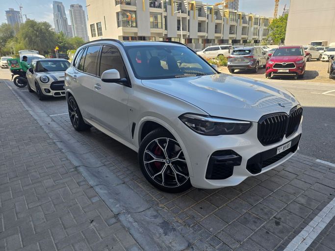 مستعملة BMW X5 40i xDrive IV (G05/G18), 3.0 l, 2022 في في دبي، اللون أبيض. مواصفات الخليج | AUTO.AE | إعلان #248379