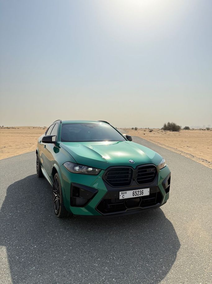 مستعملة BMW X6 M Competition عملية شد الوجه III (F96), 4.4 l, 2025 في في دبي، اللون أخضر. مواصفات الخليج | AUTO.AE