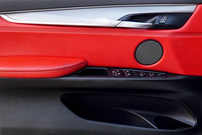 Подержанный BMW X6 50i II (F16), 4.4 л, 2015 в Дубае от Linda Cars Белый цвет. Европейская | AUTO.AE