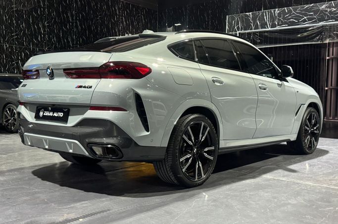 Подержанный BMW X6 40i III (G06) Рестайлинг, 3.0 л, 2024 в Дубае от Zeus Motors Серый цвет. GCC | AUTO.AE