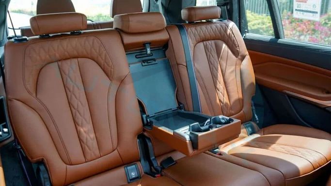 Новый BMW X7 40i I (G07) Рестайлинг, 3.0 л, 2025 в Дубае от Auto Max Group Черный цвет. GCC | AUTO.AE