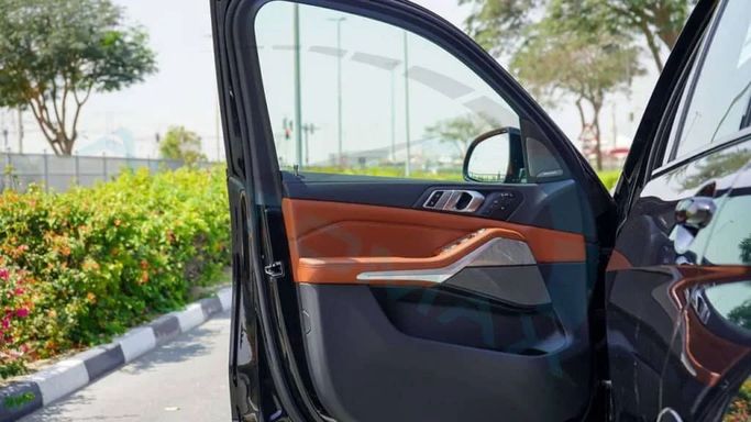 Новый BMW X7 40i I (G07) Рестайлинг, 3.0 л, 2025 в Дубае от Auto Max Group Черный цвет. GCC | AUTO.AE