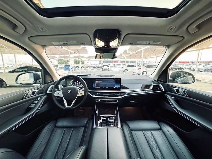 Подержанный BMW X7 40i I (G07) Рестайлинг, 3.0 л, 2025 в Дубае от Mirza Automobile FZE Серый цвет. Американская | AUTO.AE