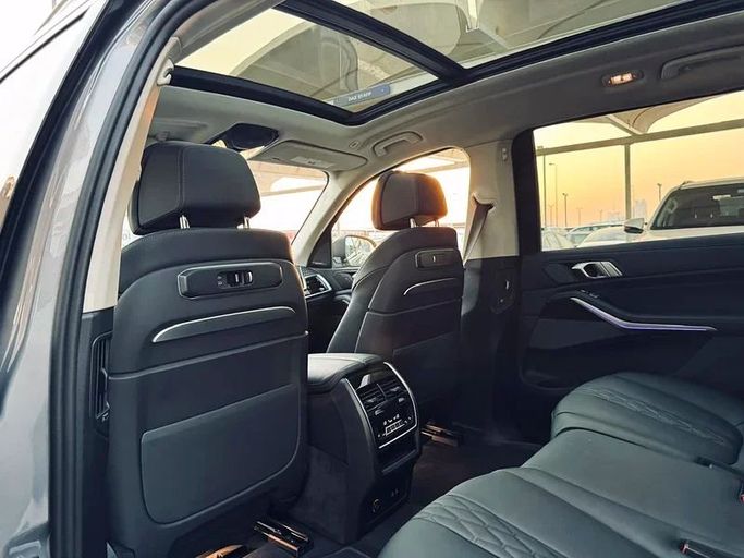Подержанный BMW X7 40i I (G07) Рестайлинг, 3.0 л, 2025 в Дубае от Mirza Automobile FZE Серый цвет. Американская | AUTO.AE