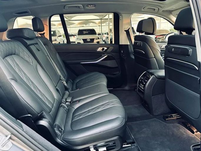 Подержанный BMW X7 40i I (G07) Рестайлинг, 3.0 л, 2025 в Дубае от Mirza Automobile FZE Серый цвет. Американская | AUTO.AE