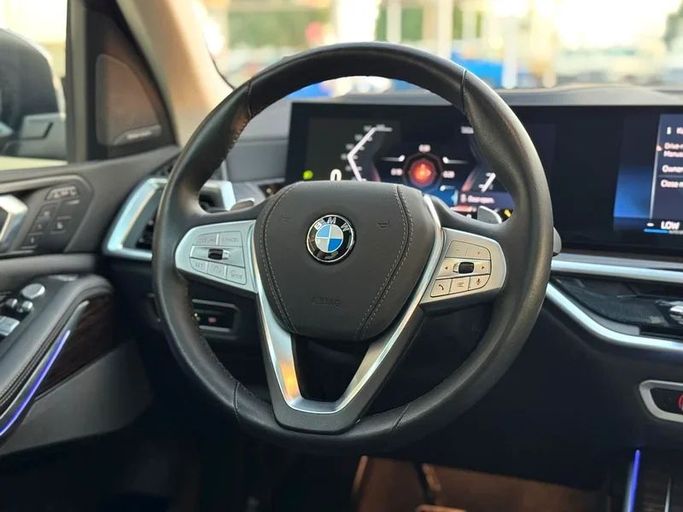 Подержанный BMW X7 40i I (G07) Рестайлинг, 3.0 л, 2025 в Дубае от Mirza Automobile FZE Серый цвет. Американская | AUTO.AE