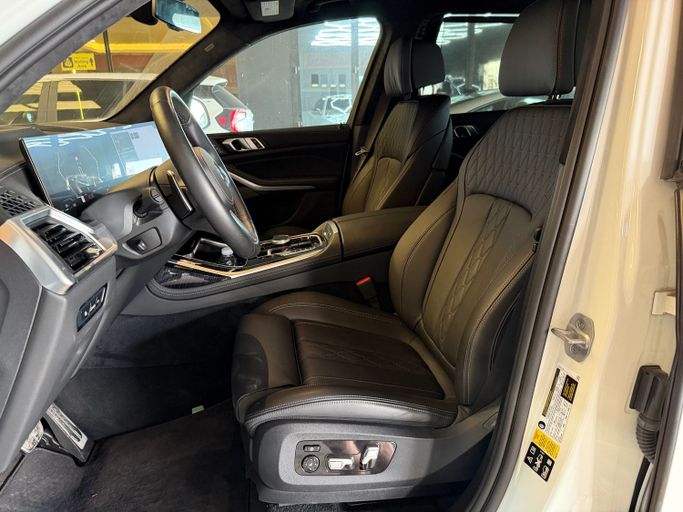 Подержанный BMW X7 40i I (G07) Рестайлинг, 3.0 л, 2024 в Дубае Белый цвет.  | AUTO.AE