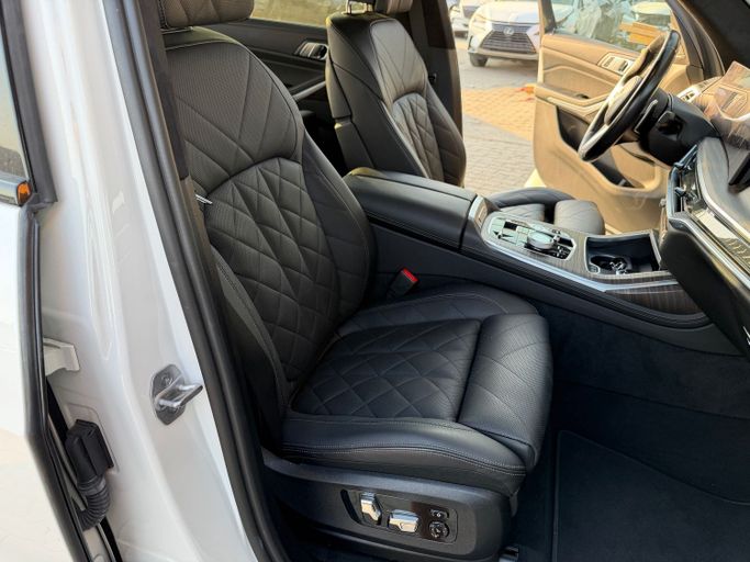 Подержанный BMW X7 40i I (G07) Рестайлинг, 3.0 л, 2023 в Дубае Белый цвет.  | AUTO.AE